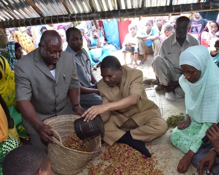 Dk.Shein akiwa katika ziara zake Mkoa wa KaskaziniPemba