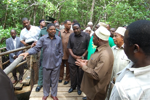 <strong>RAIS wa Zanzibar na Mwenyekiti wa Baraza la Mapinduzi Dk. Ali Mohamed Shein</strong><br />amesema kuwa Serikali ya Mapiduzi Zanzibar itaendelea kuandaa miradi mbali mbali ili iweze kuwasaidia wakaazi wanaoishi katika Hifadhi ya Taifa ya Jozani na Ghuba ya Chwaka kwa lengo la kukidhi maisha…