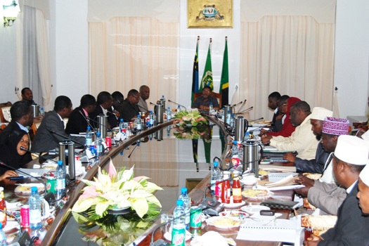 <strong>RAIS wa Zanzibar na Mwenyekiti wa Baraza la Mapinduzi Mhe. Dk. Ali Mohamed Shein</strong><br />alipokutana na uongozi wa Wizara ya Biashara, Viwanda na Masoko katika mkutano wa kuangalia utekelezaji wa kazi za Wizara hiyo kwa kuangalia robo tatu ya utekelezaji wa Bajeti ya mwaka wa fedha 2011-2012