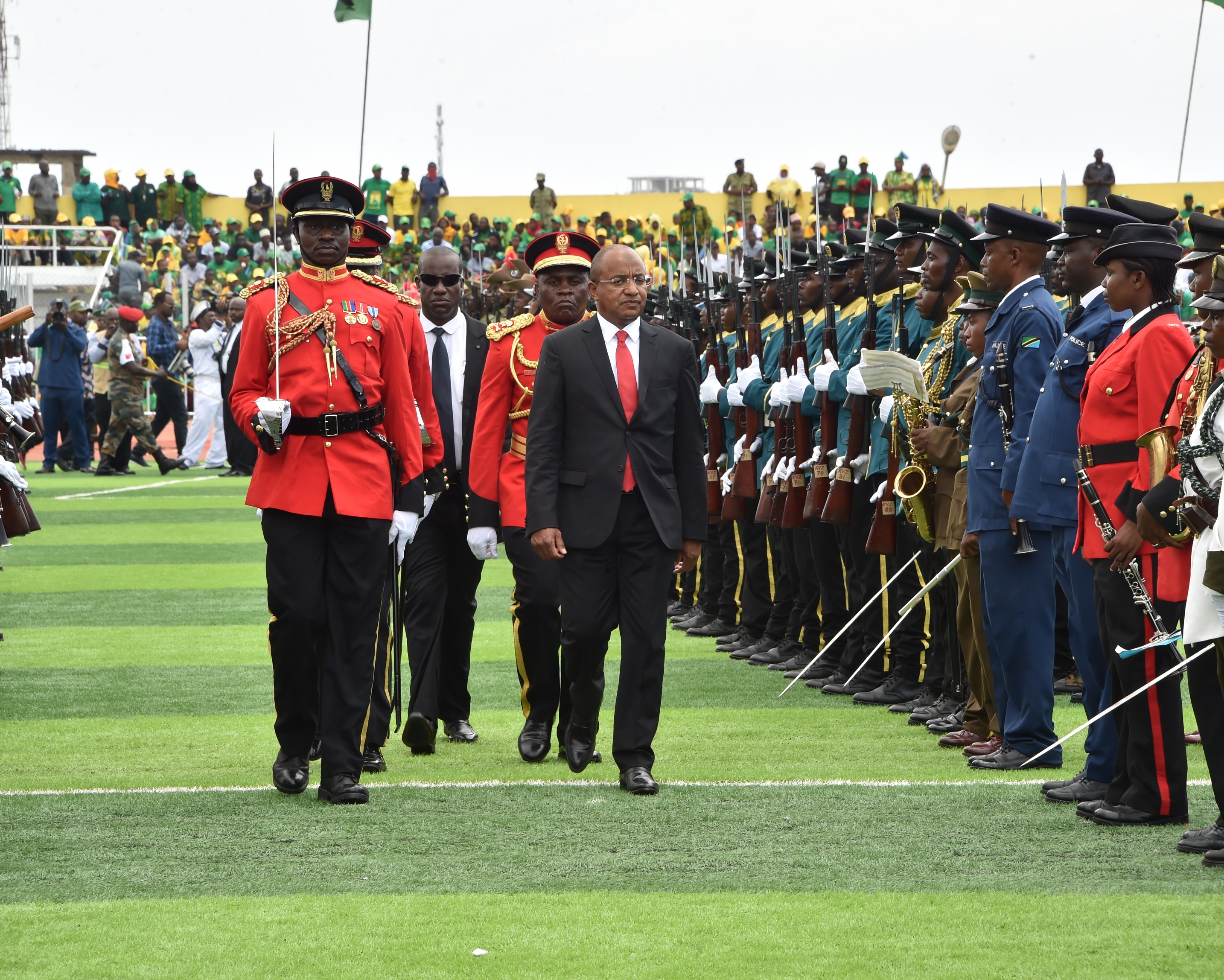 Rais wa Zanzibar na Mwenyekiti wa Baraza la Mapinduzi Dk.Hussein Ali Mwinyi akikagua gwaride maalum la vikosi vya ulinzi mara baada ya kuapishwa rasmin  kufuatia ushindi wa CCM katika Uchaguzi Mkuu Uliopita, kushika wadhifa wa Urais awamu ya 8 ya Serikali