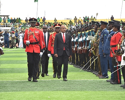 Rais wa Zanzibar na Mwenyekiti wa Baraza la Mapinduzi Dk.Hussein Ali Mwinyi akikagua gwaride maalum la vikosi vya ulinzi mara baada ya kuapishwa rasmin  kufuatia ushindi wa CCM katika Uchaguzi Mkuu Uliopita, kushika wadhifa wa Urais awamu ya 8 ya Serikali