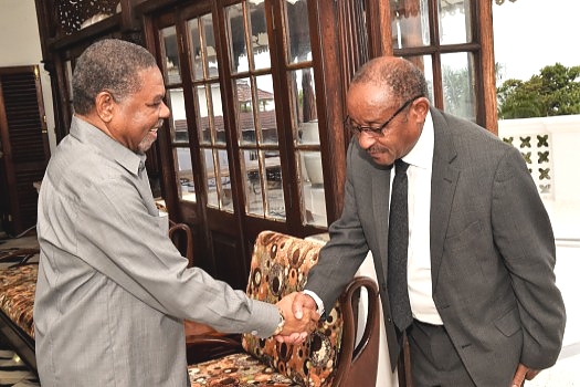 RAIS wa Zanzibar na Mwenyekiti wa Baraza la Mapinduzi Mhe.Dk. Ali Mohamed Shein, akiagana na mgeni wake Gavana wa Benki Kuu ya Tanzania.
