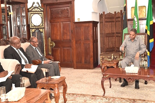RAIS wa Zanzibar na Mwenyekiti wa Baraza la Mapinduzi Mhe.Dk. Ali Mohamed Shein, akizungumza na Gavana wa Benki Kuu ya Tanzania (BOT) Profesa.Florens Luoga