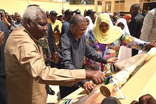 RAIS wa Zanzibar na Mwenyekiti wa Baraza la Mapinduzi Mhe.Dk. Ali Mohamed Shein, akiondoa kitamba akiweka Jiwe la Msingi la Ufunguzi wa Chuo Cha Amali Daya mtambwe.