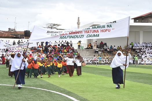 Wanafunzi wakipita kwa maandamano wakati kilele cha miaka 56 ya Sherehe za Maadhimisho ya Elimu Bila malipo katika uwanja wa MaoDze Dong