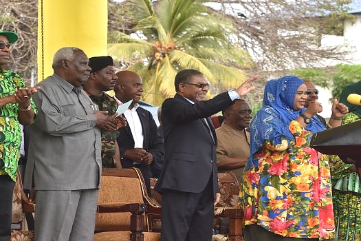 Rais wa Zanzibar na Mwenyekiti wa Baraza la Mapinduzi Dk.Ali Mohamed Shein akiwapungia mkono Wanafunzi wa Skuli mbali mbali za Zanzibar kama ishara ya kupokea Maandamano yaliyopita mbele yake katika Uwanja wa Mao-Dze Dong katika kilele cha maadhimisho ya
