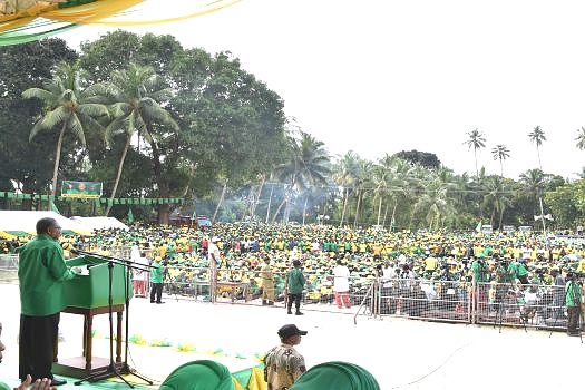 Rais wa Zanzibar na Mwenyekiti wa Baraza la Mapinduzi pia Makamo Mwenyekiti wa CCM Zanzibar Dk.Ali Mohamed Shein  akizungumza na wanaCCM na wananchi wa Mkoa wa Kaskazini Pemba alipokuwa akimuombea kura Mgombea Urais Dk.Hussein Ali Mwinyi katika Mkutano wa