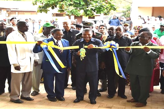 Rais wa Zanzibar na Mwenyekiti wa Baraza la Mapinduzi Dk.Ali Mohamed Shein  akikata utepe kuashiria  Ufunguzi wa Jengo la Mama na mtoto Hospitali ya Kivunge   Wilaya ya Kaskazini