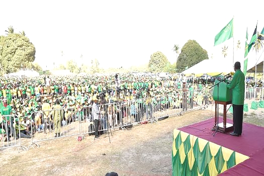 MAKAMU Mwenyekiti wa Chama Cha Mapinduzi Zanzibar ambae pia ni Rais wa Zanzibar na Mwenyekiti wa Baraza la Mapinduzi Mhe.Dk. Ali Mohamed Shein, akiwahutubia Wananchi na WanaCCM wa Mkoa wa Kusini Pemba katika viwanja vya Kiwani Wilaya ya Mkoani katika mkut