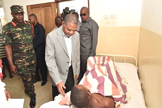 RAIS wa Zanzibar na Mwenyekiti wa Baraza la Mapinduzi Mhe.Dk. Ali Mohamed Shein akimfariji  mmoja wa wahanga wa matukio ya kupigwa katika eneo la Kwale Wilaya ya Micheweni Pemba Ndg. Hassan Khamis Hamad, alipofika katika Hospitali ya Micheweni Pemba kuwaj