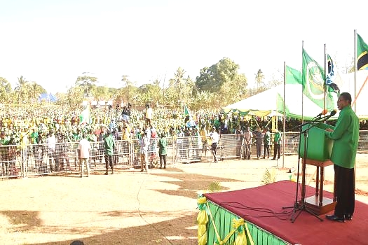 MAKAMU Mwenyekiti wa Chama Cha Mapinduzi Zanzibar ambae pia ni Rais wa Zanzibar na Mwenyekiti wa Baraza la Mapinduzi Mhe.Dk. Ali Mohamed Shein akiwahutubia Wananchi wa Mkoa wa Kusini Unguja wakati wa mkutano wa Kampeni ya Mgombea Urais wa Zanzibar uliofan