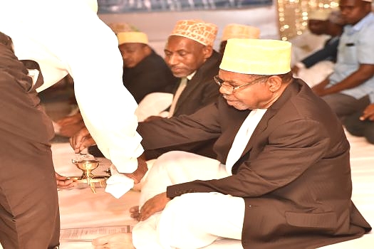 RAIS wa Zanzibar na Mwenyekiti wa Baraza la Mapinduzi  Alhajj Dk. Ali Mohamed  Shein, akitia ubani  kumainisha kuyafungua Maulidi ya Kuadhimisha Kuzaliwa kwa MtUME Muhammad (S.A.W) yaliofanyika katika viwanja ya Maisara Suleiman Jijini Zanzibar