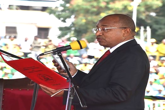 Rais wa Zanzibar na Mwenyekiti wa Baraza la Mapinduzi Dkt.Hussein Ali Haasan Mwinyi akiapa kuongoza Zanzibar kwa awamu ya 8 kuanzia 2020-2025.