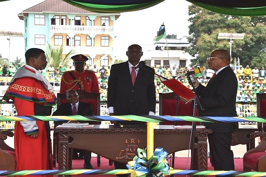 JAJI MKUU WA ZANZIBAR Mhe,Omar Othman Makungu akimuapisha Rais wa Zanzibar na Mwenyekiti wa Baraza la Mapinduzi Dkt.Hussein Ali Haasan Mwinyi kuongoza Zanzibar kwa awamu ya 8 kuanzia 2020-2025 sherehe za kiapo zilizofanyika katika uwanja wa Amaan Studium