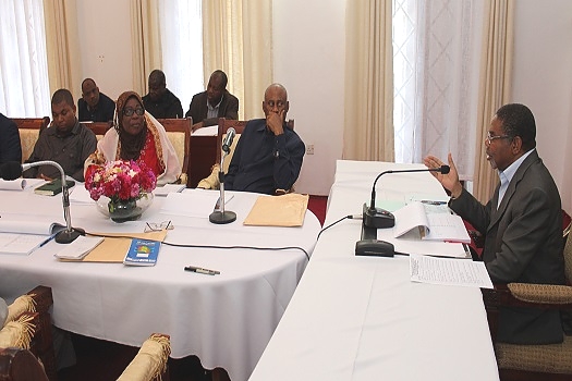 RAIS wa Zanzibar na Mwenyekiti wa Baraza la Mapinduzi Mhe.Dk. Ali Mohamed Shein, akizungumza na Uongozi wa Wizara ya Ardhi,Nyumba Maji na Nishati Zanzibar, wakati wa Mkutano wa Utekelezaji wa Mpango Kazi wa Wizara hiyo kwa kipindi cha Julai 2019 hadi Marc