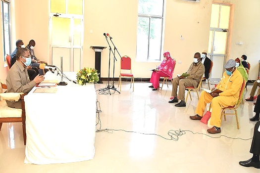 RAIS wa Zanzibar na Mwenyekiti wa Baraza la Mapinduzi Mhe.Dk. Ali Mohamed Shein, akizungumza na Maofisa Wadhamini Pemba wakati wa ziara yake, mkutano huo umefanyika katika ukumbi wa Ikulu Ndogo Chakechake Pemba