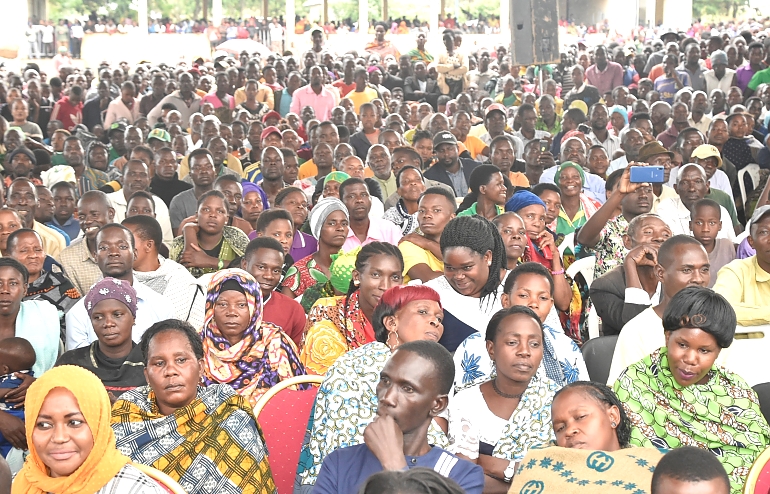 WANANCHI wa Mkoa wa Geita wakishangilia wakati Rais wa Zanzibar na Mwenyekiti wa Baraza la Mapinduzi Mhe.Dk. Hussein Ali Mwinyi.(hayupo pichani) akiwahutubia katika viwanja vya Soko la Kmataifa la Dagaa Kasenda Mkoani Geita