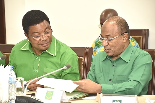 WAJUMBE wa Halmashauri Kuu ya CCM kulia Rais wa Zanzibar na Mwenyekiti wa Baraza la Mapinduzi Mhe.Dk. Hussein Ali Mwinyi na Waziri Mkuu wa Jamuhuri ya Muungano wa Tanzania Mhe Kassim Majaliwa, wakiwa katika ukumbi wa Kikao cha Kamati Kuu wakipitia makabra