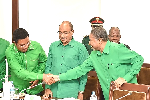 MAKAMU Mwenyekiti wa Chama Cha Mapinduzi Zanzibar Rais Mstaaf wa Zanzibar Mhe. Dk. Ali Mohamed Shein akisalimiana na Mjumbe wa Halmashauri Kuu ya CCM Taifa Waziri Mkuu Mhe. Kassim Majaliwa na (kulia kwa  Dk Shein) Mjumbe wa Halmashauri Kuu ya CCM Taifa am