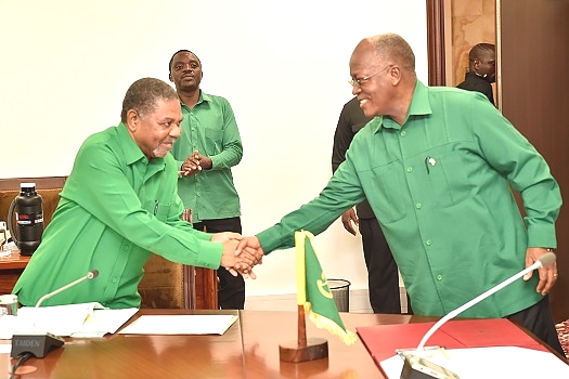 MWENYEKITI wa Chama cha Mapinduzi ambae pia ni Rais wa Jamuhuri ya Muungano wa Tanzania Mhe.John Pombe Magufuli akisalimiana na Makamu Mwenyekiti wa Chama Cha Mapinduzi Zanzibar  Rais Mstaaf wa Zanzibar Mhe.Dk. Ali Mohamed Shein, alipowasili katika ukumbi