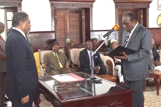 Rais wa Zanzibar na Mwenyekiti wa Baraza la Mapinduzi Dk.Ali Mohamed Shein akimuapisha Bw.Abdalla Rashid Abdulla  kuwa Mshauri wa Rais Mambo ya Siasa katika ukumbi wa Ikulu Mjini Zanzibar.