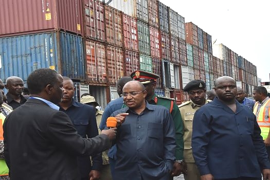 Rais wa Zanzibar na Mwenyekiti wa Baraza la Mapinduzi Dk.Hussein Ali   Mwinyi akitoa maelekezo kwa Kaimu Mkurugenzi Mkuu Shirika la Bandari Ali Haji Haji wakati alipofanya ziara ya hafla kutembelea bandari ya Malindi