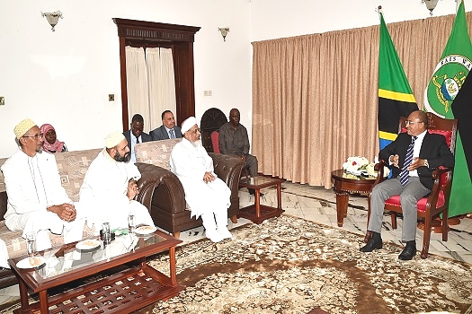 RAIS wa Zanzibar na Mwenyekiti wa Baraza la Mapinduzi Mhe.Dk.Hussein Ali Mwinyi akizungumza na Ujumbe wa Jumuiya ya Dawoodi Bohra Jamaat.