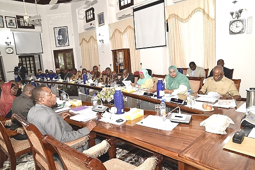Katibu Mkuu Kiongozi na Katibu wa Baraza la Mapinduzi Dk. Abdulhamid Yahya Mzee,Waziri wa Elimu na Mafunzo ya Amali Zanzibar Mhe. Riziki Pembe Juma na Mshauri wa Rais Pemba Mhe Maua Abeid Daftari, wakimsikiliza Rais wa Zanzibar na Mwenyekiti wa Baraza la