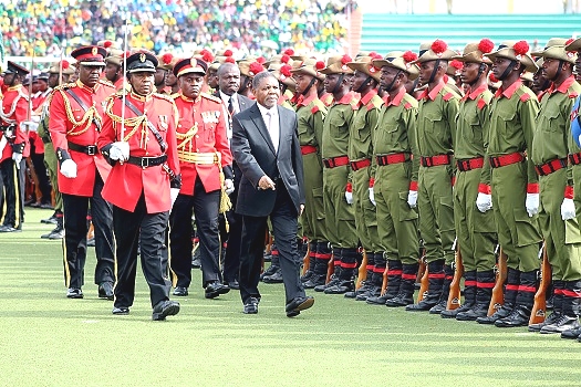 RAIS wa Zanzibar na Mwenyekiti wa Baraza la Mapinduzi Mhe,Ali Mohamed Shein, akikagua Gwaride rasmin la Sherehe za Mapinduzi kuadhimisha Miaka 55 ya Mapinduzi ya Zanzibar zilizofanyika katika Uwanja wa Gombani Kisiwani Pemba.