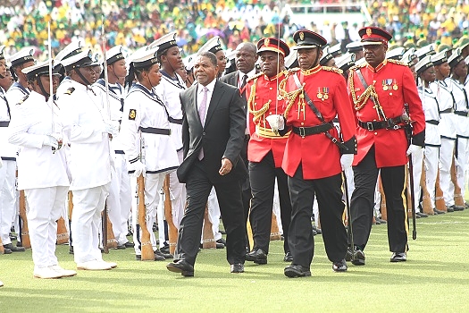 RAIS wa Zanzibar na Mwenyekiti wa Baraza la Mapinduzi Mhe,Ali Mohamed Shein, akikagua Gwaride rasmi la Sherehe za Mapinduzi kuadhimisha Miaka 55 ya Mapinduzi ya Zanzibar zilizofanyika katika Uwanja wa Gombani Kisiwani Pemba.
