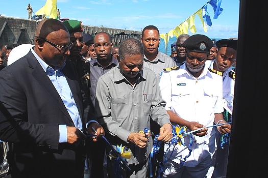 Rais wa Zanzibar na Mwenyekiti wa Baraza la Mapinduzi Mhe. Dk. Ali Mohamed Shein, akizindua Boti ya Mradi wa Vituo vya Uokozi na Uzamiaji vya Kikisi cha KMKM Zanzibar.