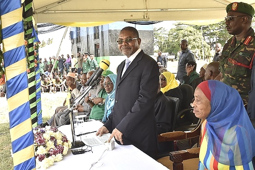 RAIS wa Zanzibar na Mwenyekiti wa Baraza la Mapinduzi Mhe.Dk. Ali Mohamed Shein, akiponyeza kitufe kuashiria kuyafungua Maonesho ya Kilimo Zanzibar katika viwanja vya Kizimbani Wilaya Magharibi