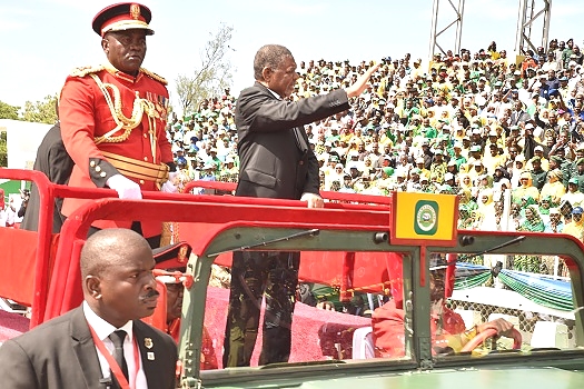 RAIS wa Zanzibar na Mwenyekiti wa Baraza vla Mapinduzi Mhe.Dk. Ali Mohamed Shein, akiwasalimia Wananchi wakati wa Maadhimisho ya Sherehe za Miaka 56 ya Mapinduzi ya Zanzibar zilizofanyika katika Uwanja wa Amaan Zanzibar.