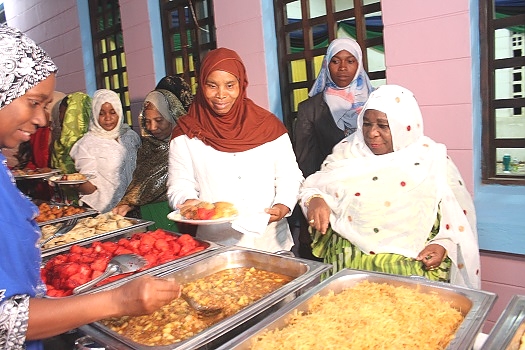 MKE wa Rais wa Zanzibar Mama Mwanamwema Shein, akijumuika na Watoto wa Kijiji cha SOS Mombasa Zanzibar , katika Futari Maalum aliyowaandalia katika makazi yao.