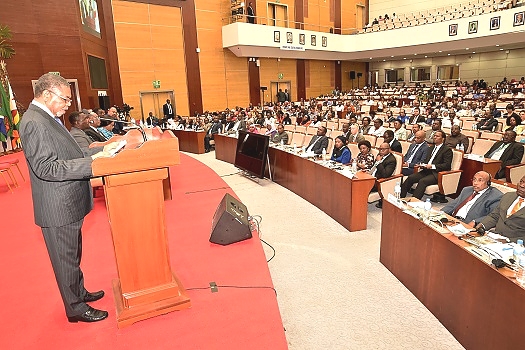 RAIS wa Zanzibar na Mwenyekiti wa Baraza la Mapinduzi Mhe, Dk. Ali Mohamed Shein, akihutubia wakati wa Ufungaji wa Maonesho ya Nne ya Wiki ya Viwanda ya SADC,uliofanyika katika ukumbi wa Julius Nyerere Jijini Dar es Salaam.