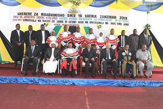 RAIS wa Zanzibar na Mwenyekiti wa Baraza la Mapinduzi Mhe. Dk. Ali Mohamed Shein, akiwa katika picha ya pamoja na Majaji wa Mahkama Kuu Zanzibar.