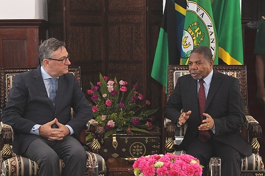 RAIS wa Zanzibar na Mwenyekiti wa Baraza la Mapinduzi Mhe.Dk. Ali Mohamed Shein, akizungumza na Mratibu Mkuu wa Program ya Kujitolea ya