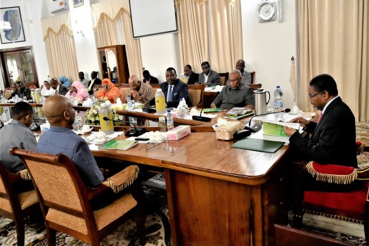 RAIS wa Zanzibar na Mwenyekiti wa Baraza la Mapinduzi Mhe.Dk. Ali Mohamed Shein, akizungumza na Uongozi wa Ofisi ya Rais na Mwenyekiti wa Baraza la Mapinduzi , wakati wa mkutano wa kuwasilisha taarifa ya Utekelezaji wa Mpango Kazi kwa mwezi wa Julai hadi