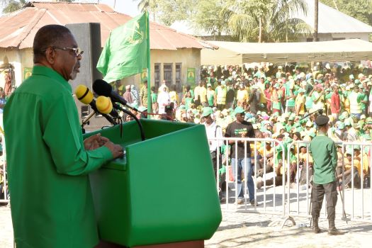 MAKAMU Mwenyekiti wa Chama Cha Mapinduzi Zanzibar ambae pia ni Rais wa Zanzibar na Mwenyekiti wa Baraza la Mapinduzi Mhe.Dk. Ali Mohamed Shein akihutubia na kumuombea Kura Mgombea Urais wa Zanzibar kwa tiketi ya CCM Mhe.Dk. Hussein Mwinyi kwa Wananchi wa