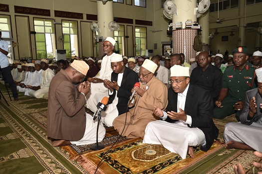 RAIS wa Zanzibar na Mwenyekiti wa Baraza la Mapinduzi Alhajj .Dk.Hussein Ali Mwinyi  akiitikia dua ikisomwa na Mufti Mkuu wa Zanzibar Sheikh Saleh Omar Kabi  baada ya kumaliza  kwa Sala ya Ijumaa iliofanyika katika Masjid Noor Muhammad Mombasa kwa Mchina