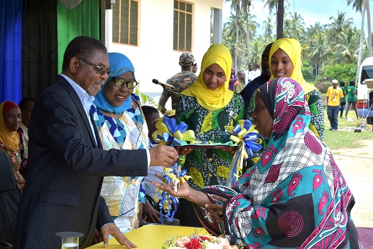 Rais wa Zanzibar na Mwenyekiti wa Baraza la Mapinduzi Dk.Ali Mohamed Shein akimkabidhi funguo Bibi.Miza Haji Juma akiwa ni miongoni mwa Wananchi watakaoishi katika Nyumba za Makaazi za Kijiji Kipya Dundua Bumbwini Wilaya ya Kaskazini