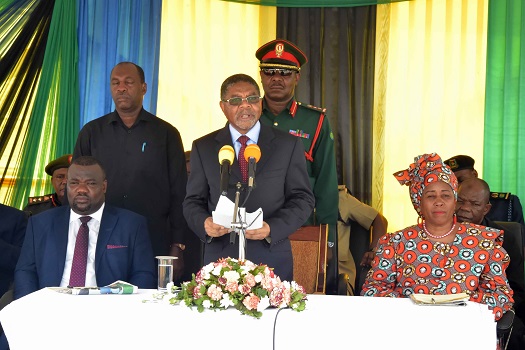 Rais wa Zanzibar na Mwenyekiti a Baraza la Mapinduzi Dk.Ali Mohamed Shein akitoa hutuba   ya ufunguzi wa Maadhimisho ya Maonesho ya kutimia miaka 20 ya kuanzishwa kwa Jumuiya ya Afrika Mashariki yaliyofanyika katika viwanja vya Fumba Mji mpya.