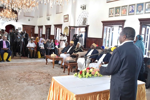 Rais wa Zanzibar na Mwenyekiti wa Baraza la Mapinduzi Dk.Ali Mohamed Shein wakati alipokuwa akizungumza na Wananchi kupitia vyombo vya  Habari wa Vyombo mbali mbali vya serikali na Binafsi,kuhusu matokeo ya Utafiti wa Mafuta na Gesi Asilia Zanzibar hafla
