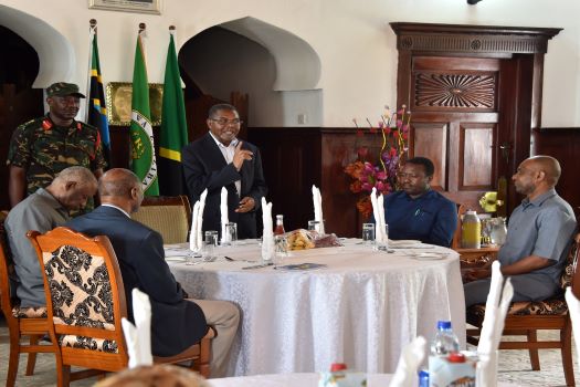 Rais wa Zanzibar na Mwenyekiti wa Baraza la Mapinduzi Dk.Ali Mohamed Shein akisisitiza jambo wakati alipofanya mazungumzo na wafanyakazi wasaidizi wa Rais Ofisi ya Faragha leo ukumbi wa Ikulu Mjini Zanzibar pamoja na kuagana rasmi baada ya kufanyakazi nao