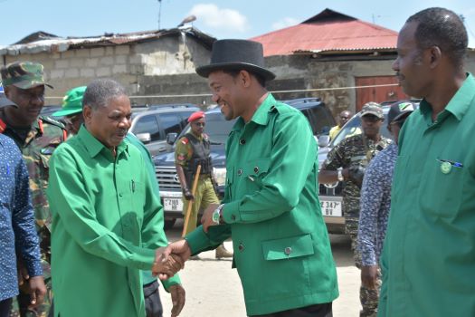 Rais wa Zanzibar na Mwenyekiti wa Baraza la Mapinduzi  pia Makamo Mwenyekiti wa CCM Zanzibar Dk.Ali Mohamed Shein akisalimiana na Mwenyekiti wa CCM Mkoa wa Mjini Kichama Talib Ali Talib  alipowasili katka  Uwanja wa Demokrasia Kibandamaiti Mjini Zanzibar