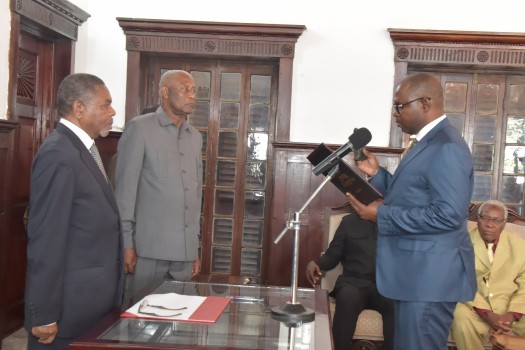 RAIS wa Zanzibar na Mwenyekiti wa Baraza la Mapinduzi Dk.Ali Mohamed Shein akimuapisha Nd,Khatib Mwadin Khatib kuwa Naibu atibu Mkuu  Wizara ya Fedha na Mipango katika hafla iliyofanyika katika ukumbi wa Ikulu Mjini Zanzibar.