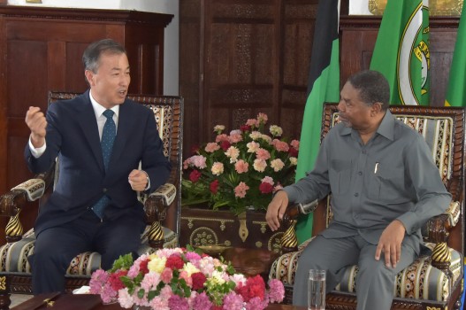 Rais wa Zanzibar na Mwenyekiti wa Baraza la Mapinduzi Dk.Ali Mohamed Shein akimsikiliza Balozi wa Jamhuri ya Korea Nchini Tanzania Mhe.CHO Taeick wakati wa mazungumzo yao yaliyofanyika katika ukumbi wa Ikulu Mjini Zanzibar.