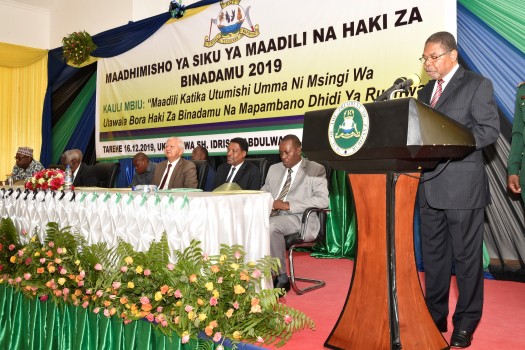 RAIS wa Zanzibar na Mwenyekiti wa Baraza la Mapinduzi Mhe.Dk. Ali Mohamed Shein, akihutubia wakati wa hafla ya ufunguzi wa Kongamano la Kitaifa la Utawala Bora na Siku ya Maadili na Haki za Binadamu.