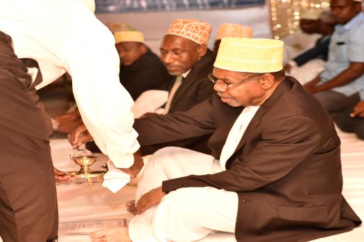 RAIS wa Zanzibar na Mwenyekiti wa Baraza la Mapinduzi  Alhajj Dk. Ali Mohamed  Shein, akitia ubani  kumainisha kuyafungua Maulidi ya Kuadhimisha Kuzaliwa kwa MtUME Muhammad (S.A.W) yaliofanyika katika viwanja ya Maisara Suleiman Jijini Zanzibar