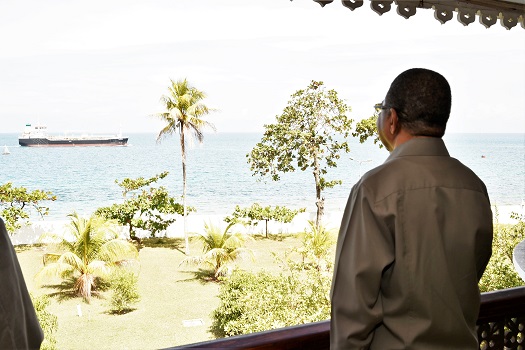 RAIS wa Zanzibar na Mwenyekiti wa Baraza la Mapinduzi Mhe. Dk. Ali Mohamed Shein, akiangalia Meli Mpya ya Mafuta ya MT.UKOMBO II,Ikiwasili kuelekea katika bandari ya Malindi Zanzibar ikitokea Shanghai Nchini China, iliyotengenezwa na Kampuni ya Damen Ship